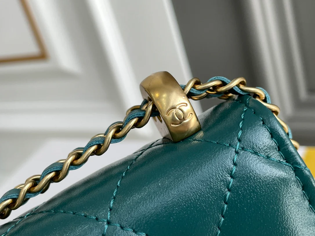 Chanel - Double Gold Ball WOC - Зеленая кожа с золотой пряжкой