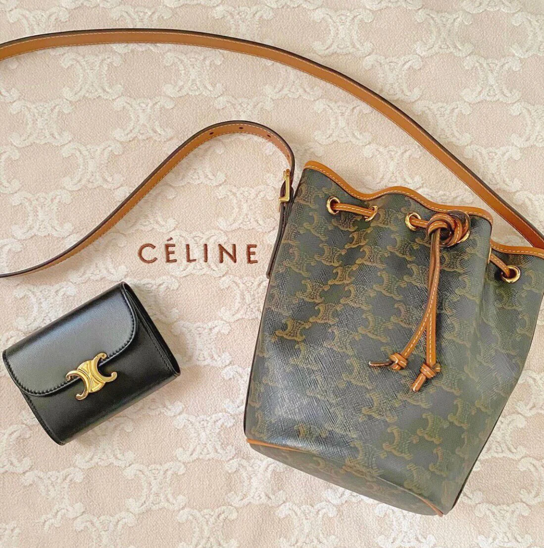 Маленький глянцевый кошелек Triomphe с клапаном из овечьей кожи - черный