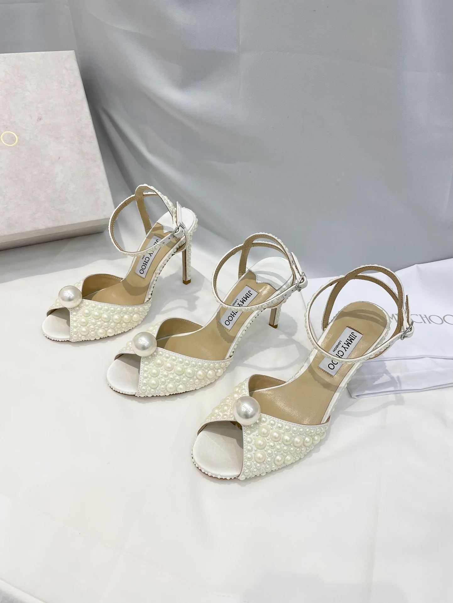 Сандалии на среднем каблуке Jimmy Retro Pearl Series - белые.