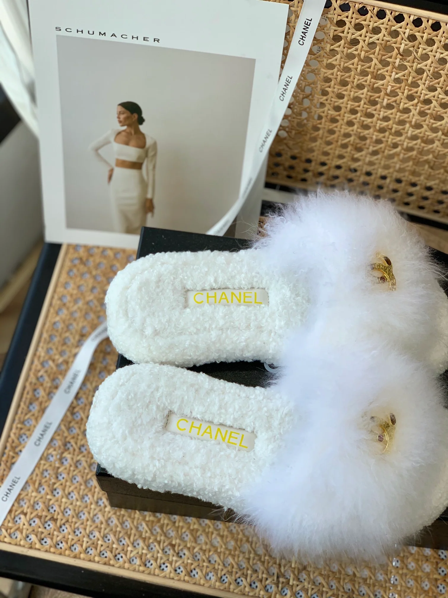 Тапочки Chanel с пряжкой из искусственного меха норки - белые