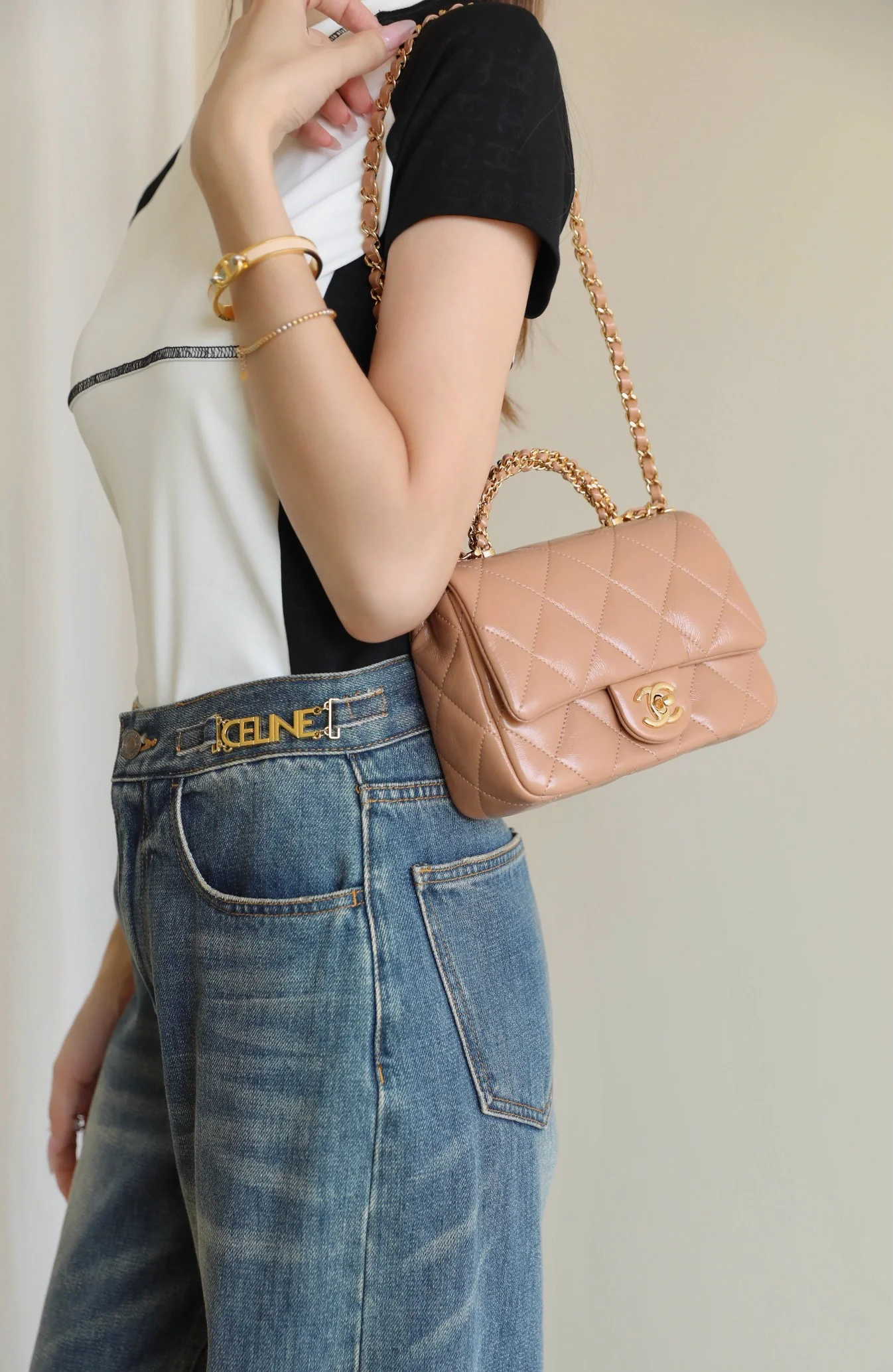 Маленькая сумочка Chanel с клапаном и завинчивающейся ручкой — цвет молочного чая.