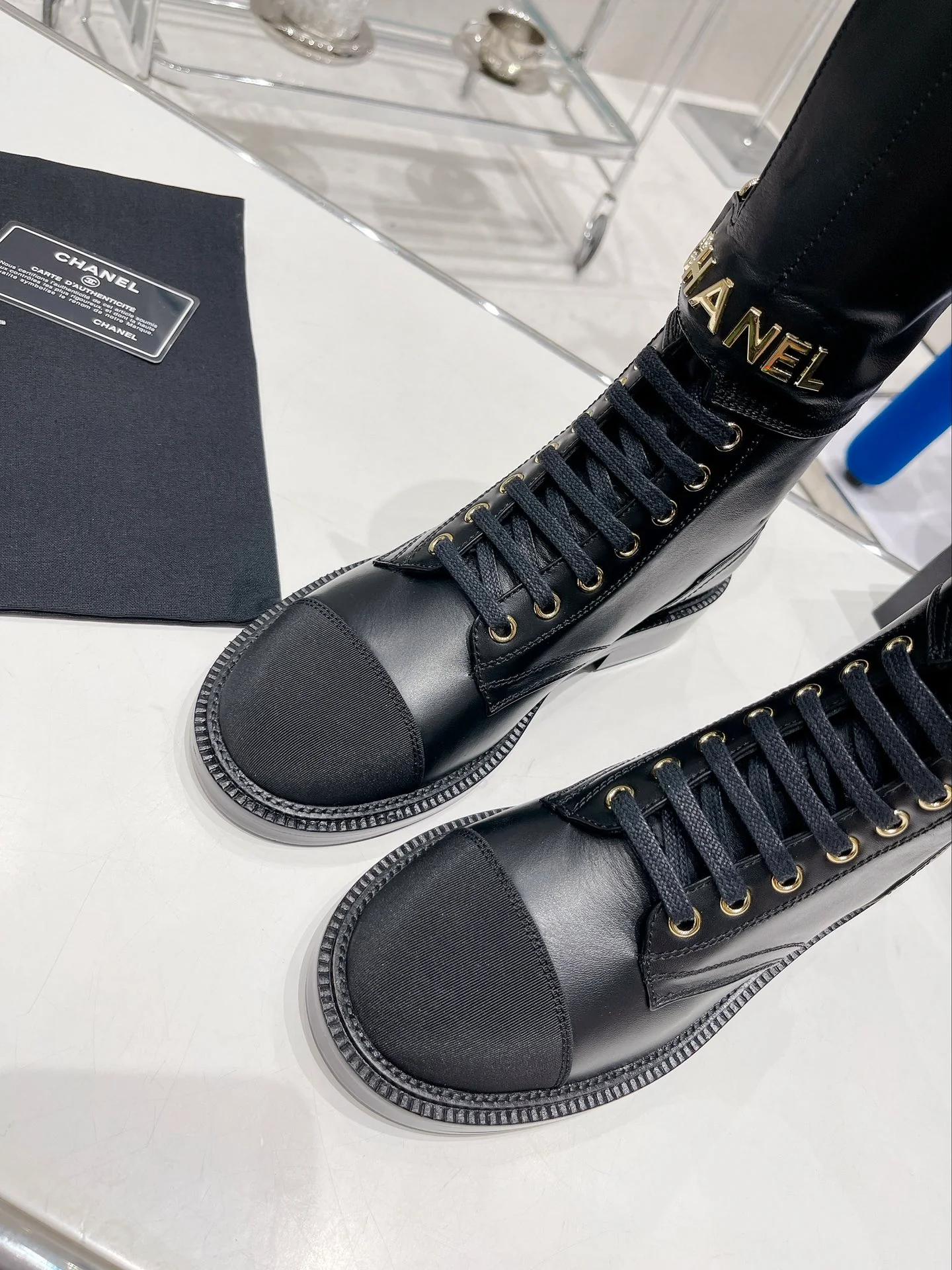 Новинка сезона осень/зима 2022 от Chanel — Ботинки Dr. Martens на шнуровке — Черные