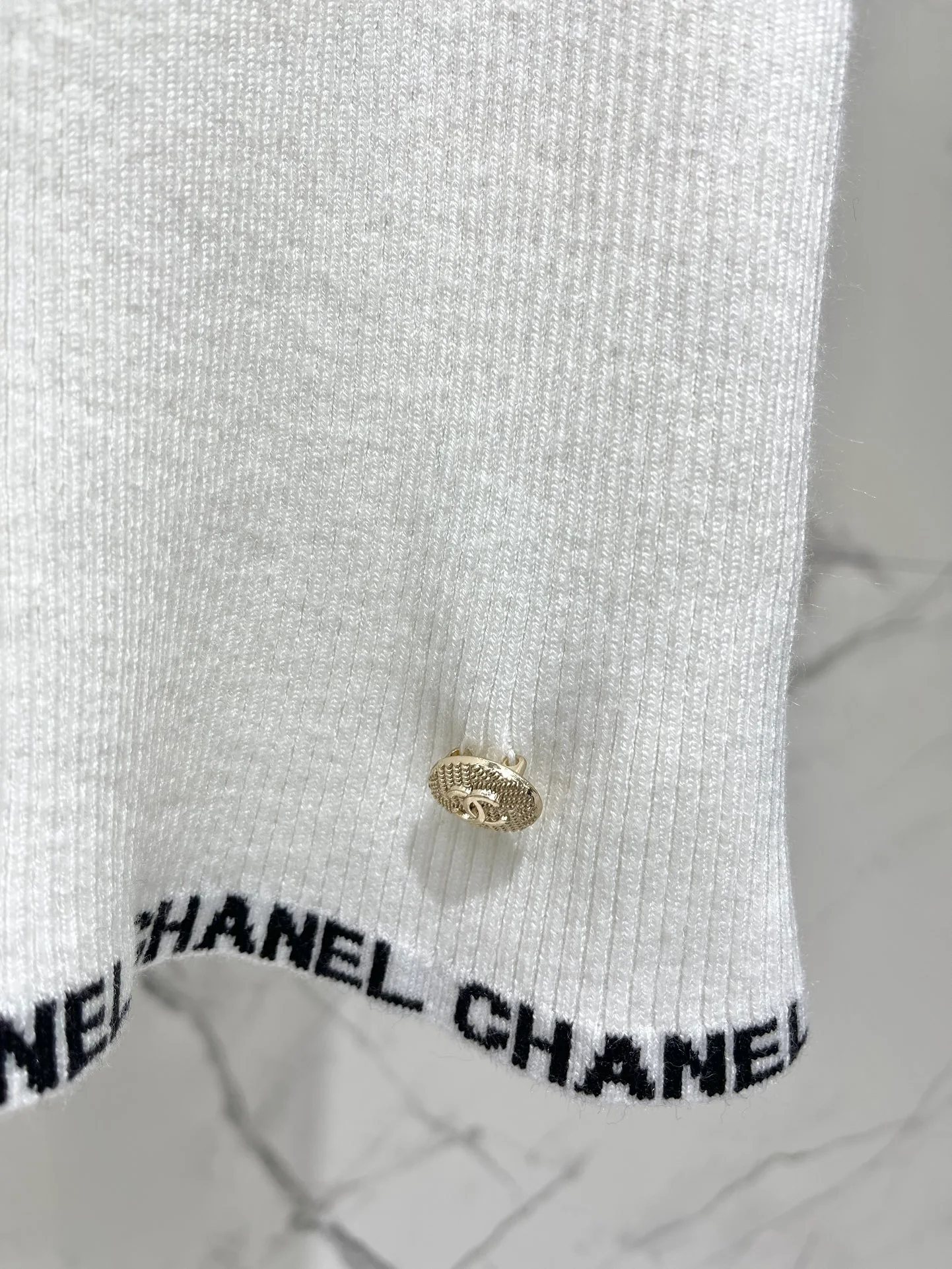 Chanel 2403-24 Летняя новая модель, металлическая пряжка, вышивка букв, шикарная повседневная вязаная майка - белая