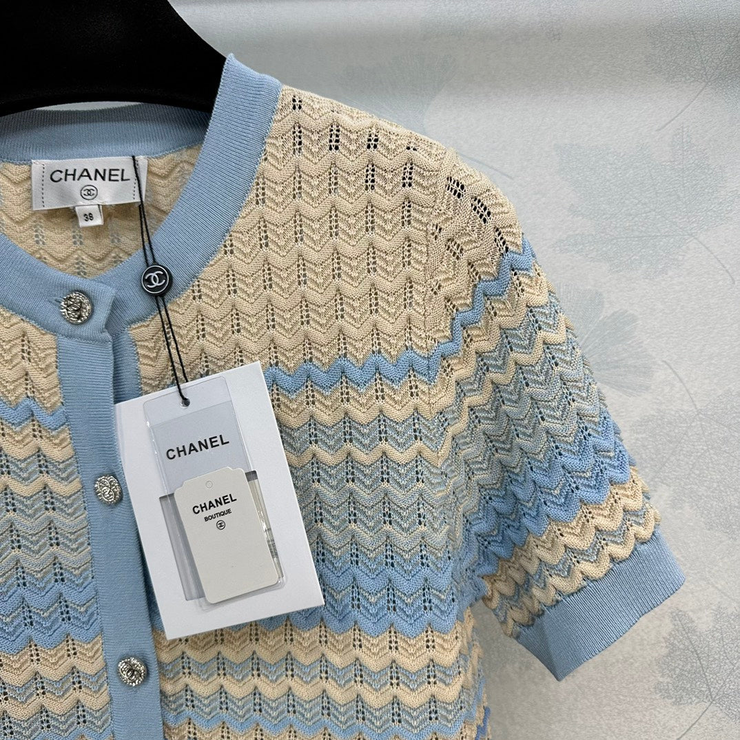 Новая коллекция Chanel Весна/Лето 2024: шерстяной топ с коротким рукавом, синий.