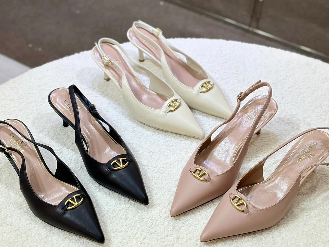 Босоножки на высоком каблуке Valentino 2024 с логотипом и пряжкой - изображение из коллекции