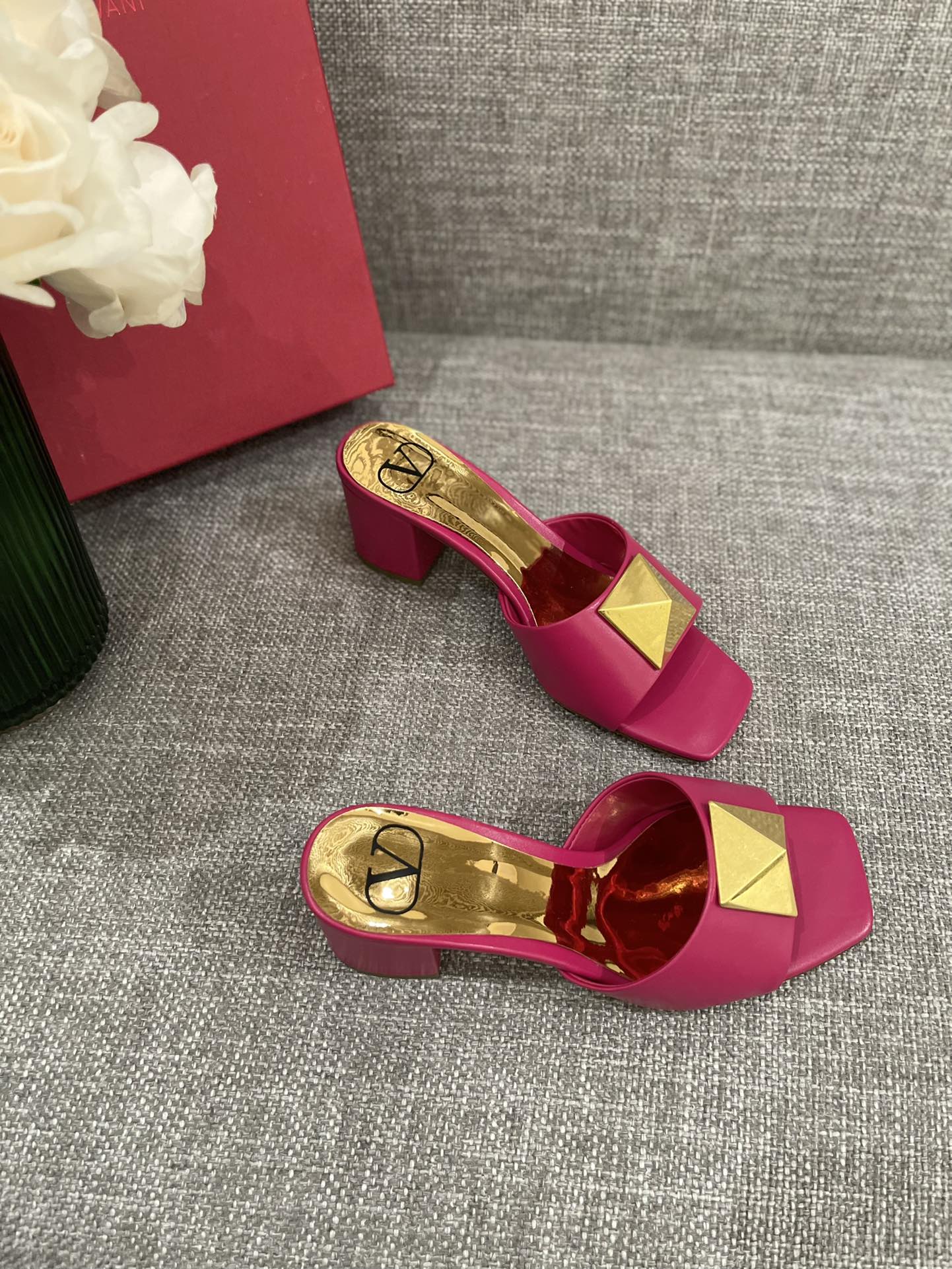 Босоножки Valentino на массивном каблуке - розовые