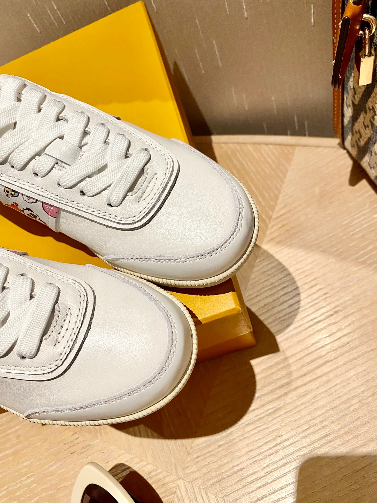 Кроссовки Tods - белые - с мультяшным рисунком - повседневная обувь