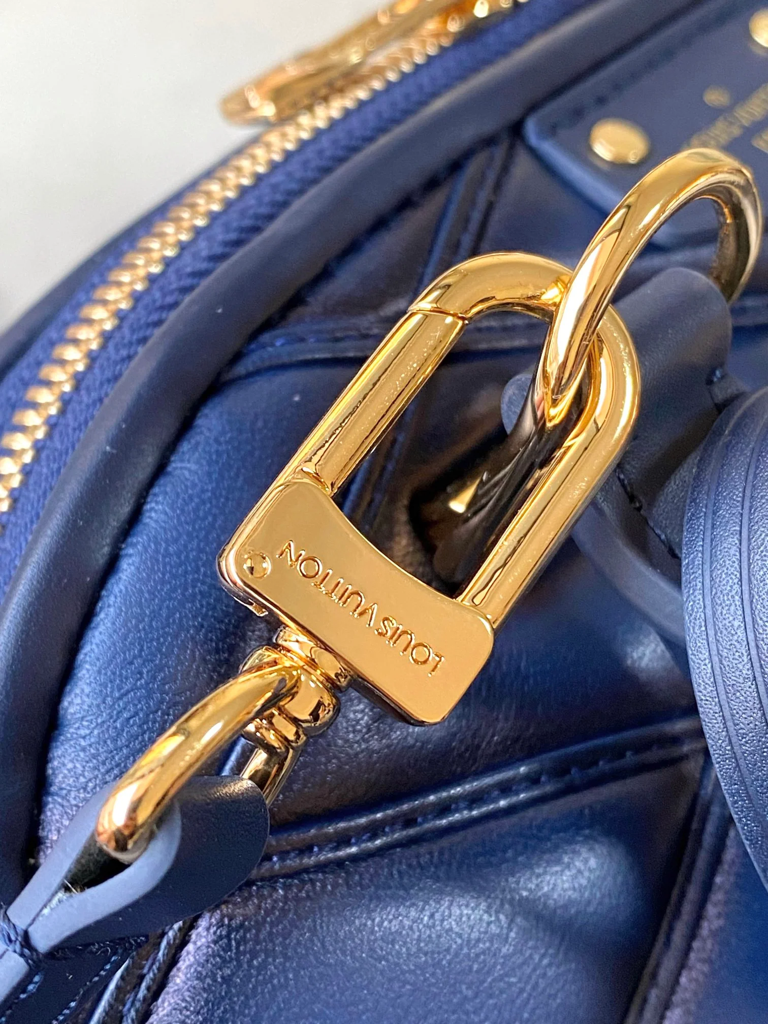 m23666-LV-nicolas-ghesquiere-shell bag-blue