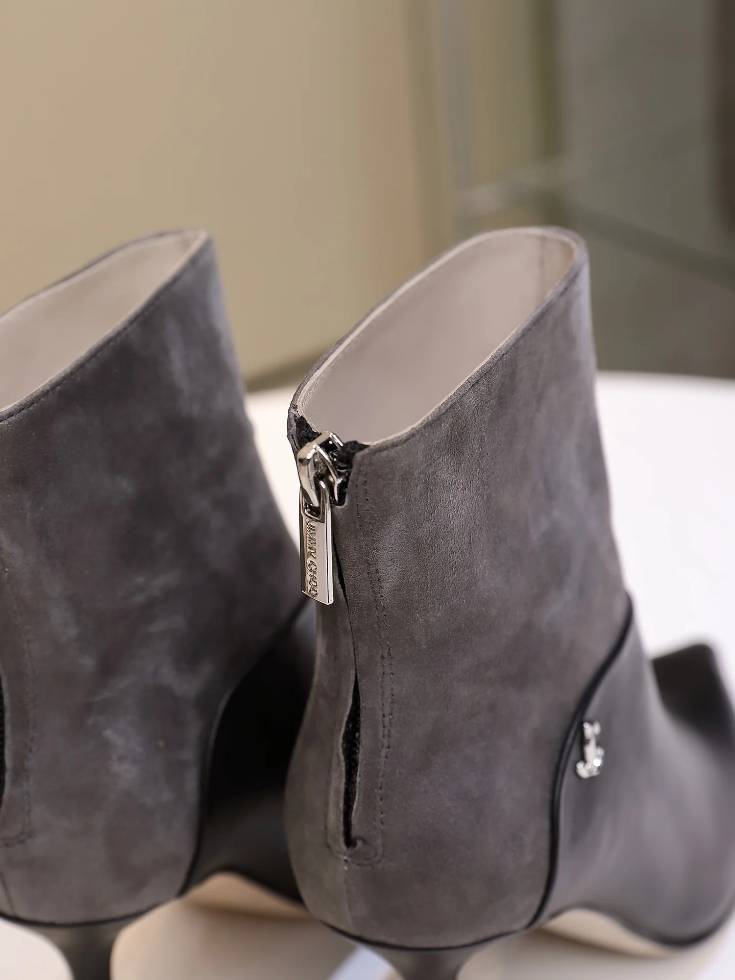 Ботинки Jimmy с острым носком на высоком каблуке - 1