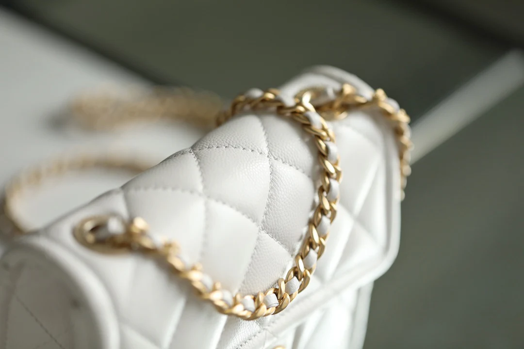 Маленькая булочка из тофу Chanel - белая