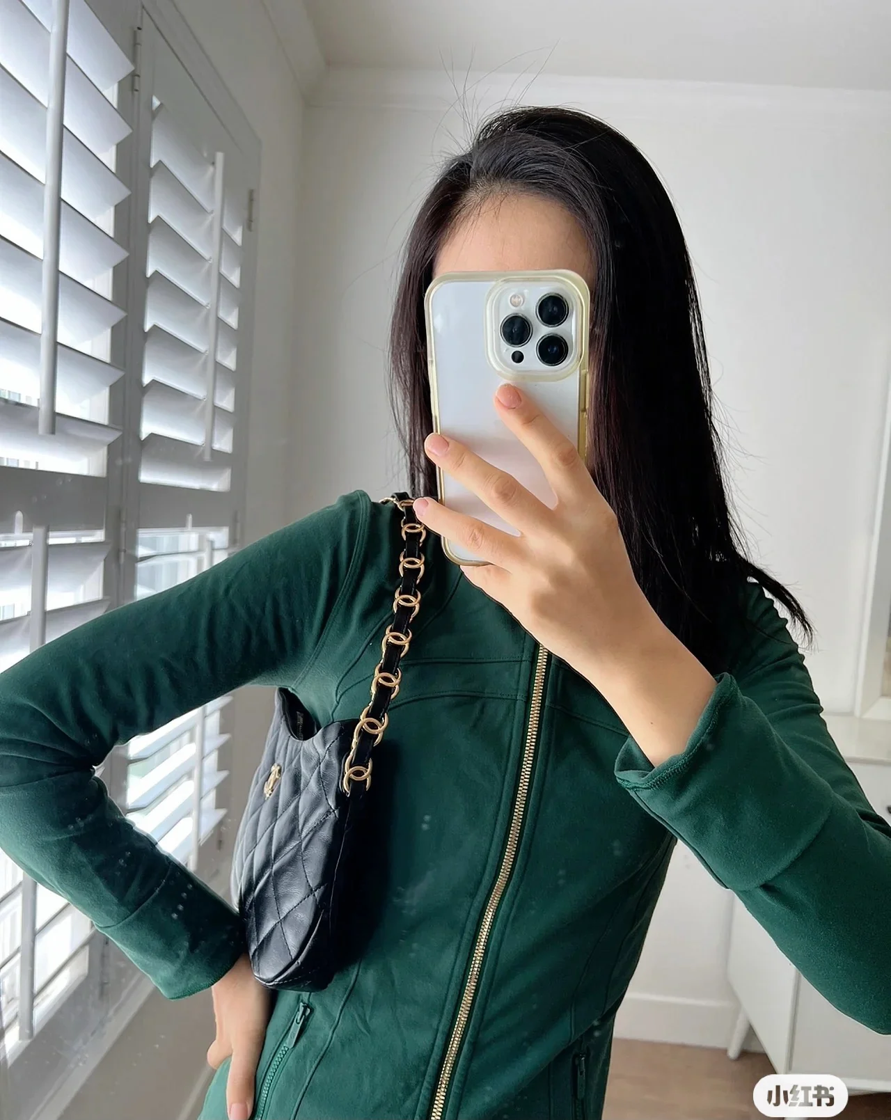 Сумка-хобо Chanel 2022 года, черная.