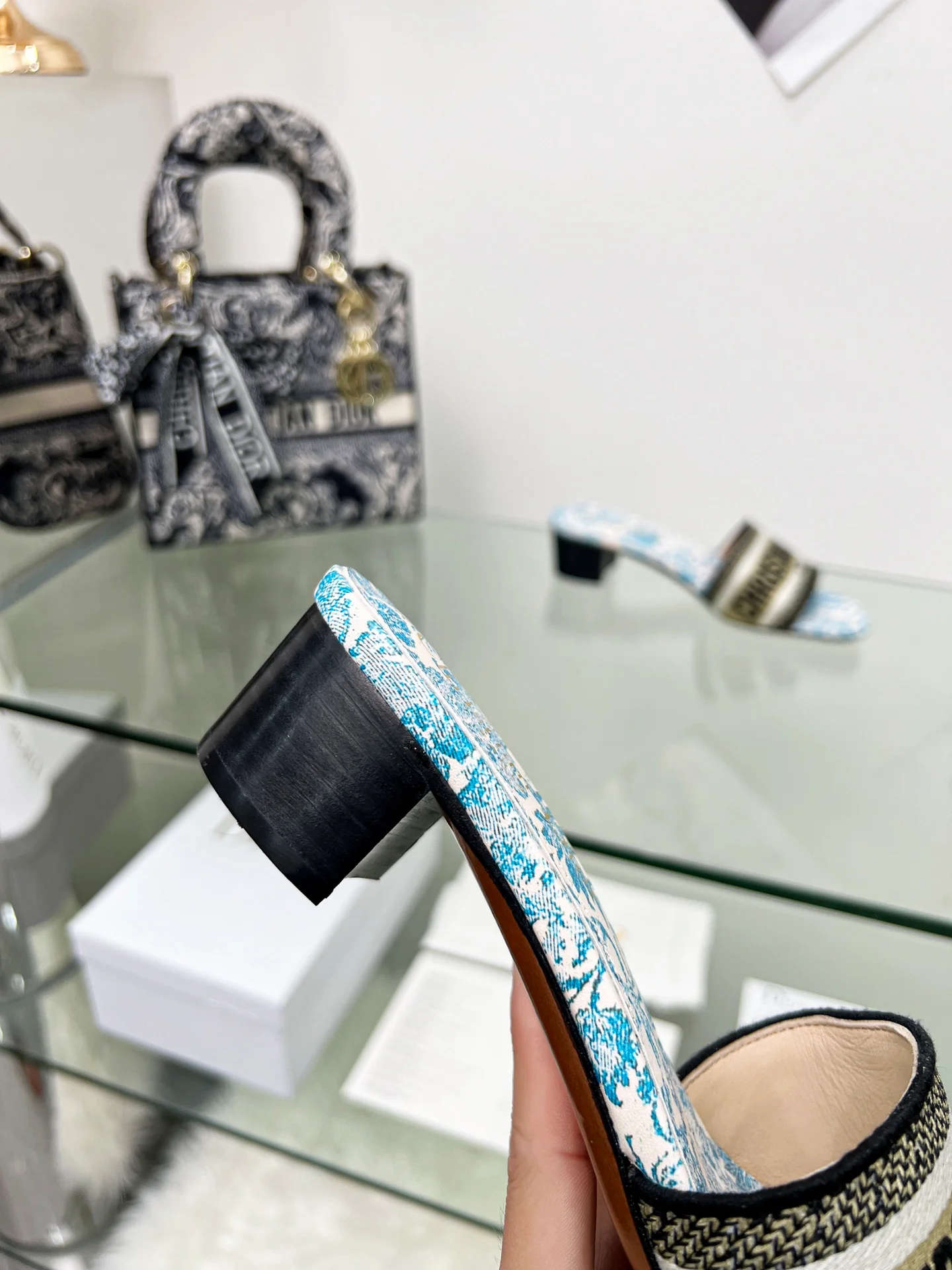 Новинка сезона весна/лето 2022 — туфли на каблуке с вышитыми буквами.