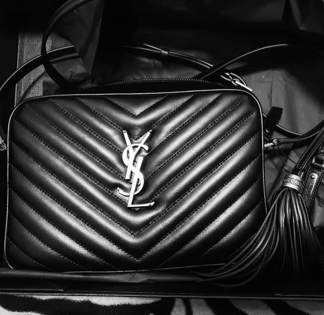 Фотосумка YSL Lou Bag — черная с серебристой фурнитурой.