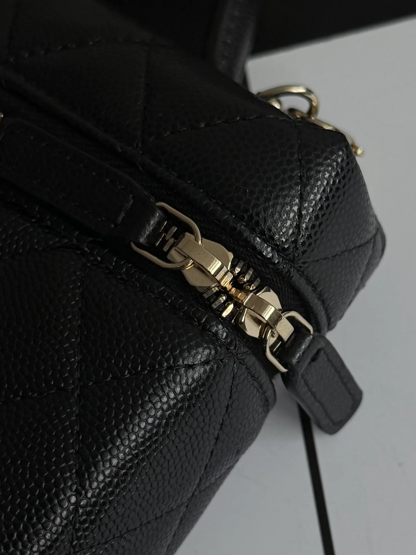 Сумка-бенто Chanel 25p-LP с застежкой в ??форме сердца, украшенной бриллиантами — черная.