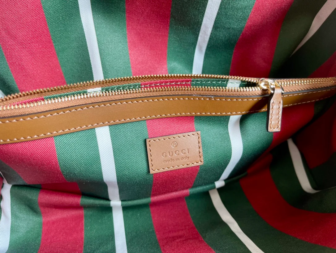 Маленькая сумка-тоут Gucci 2025 из коричневой кожи.