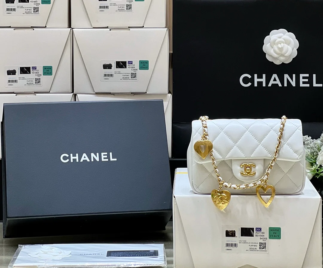 Новинка сезона осень/зима 2022 от Chanel - Сумка CF с подвеской в ??виде сердца на цепочке - Лимитированная серия - Белая - Маленький размер