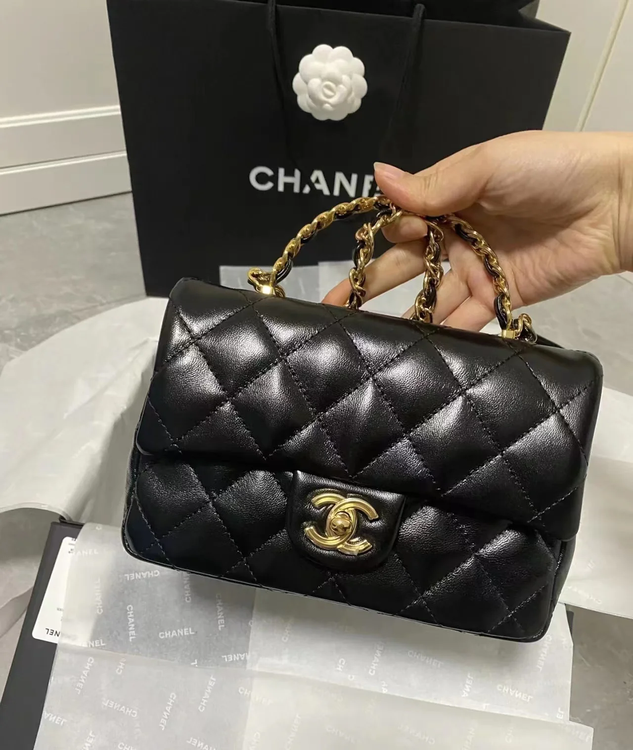 Ручка сумки Chanel 23a CF со стразами - черная