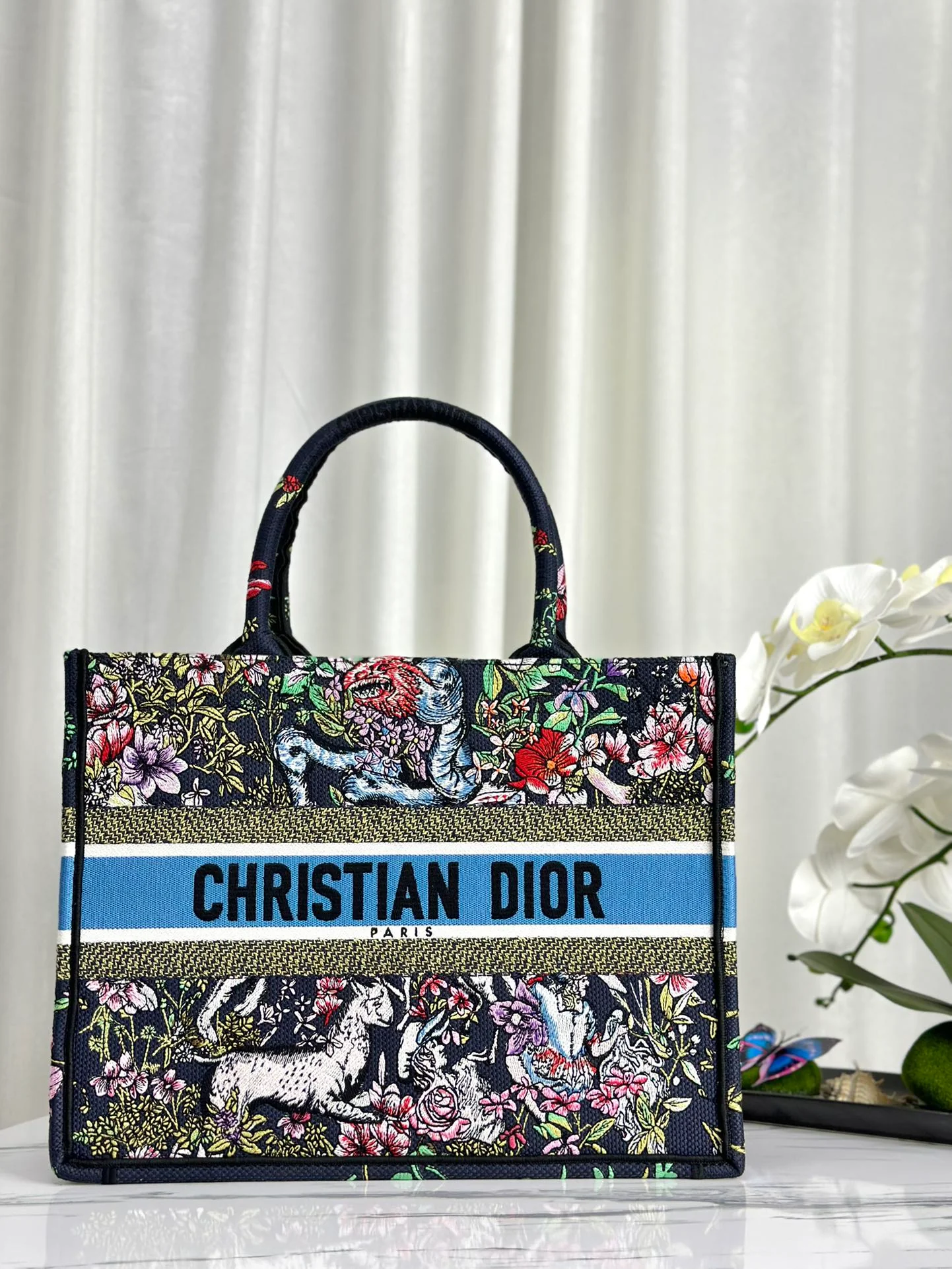 Сумка-тоут Dior с черной цветочной вышивкой, средний размер.