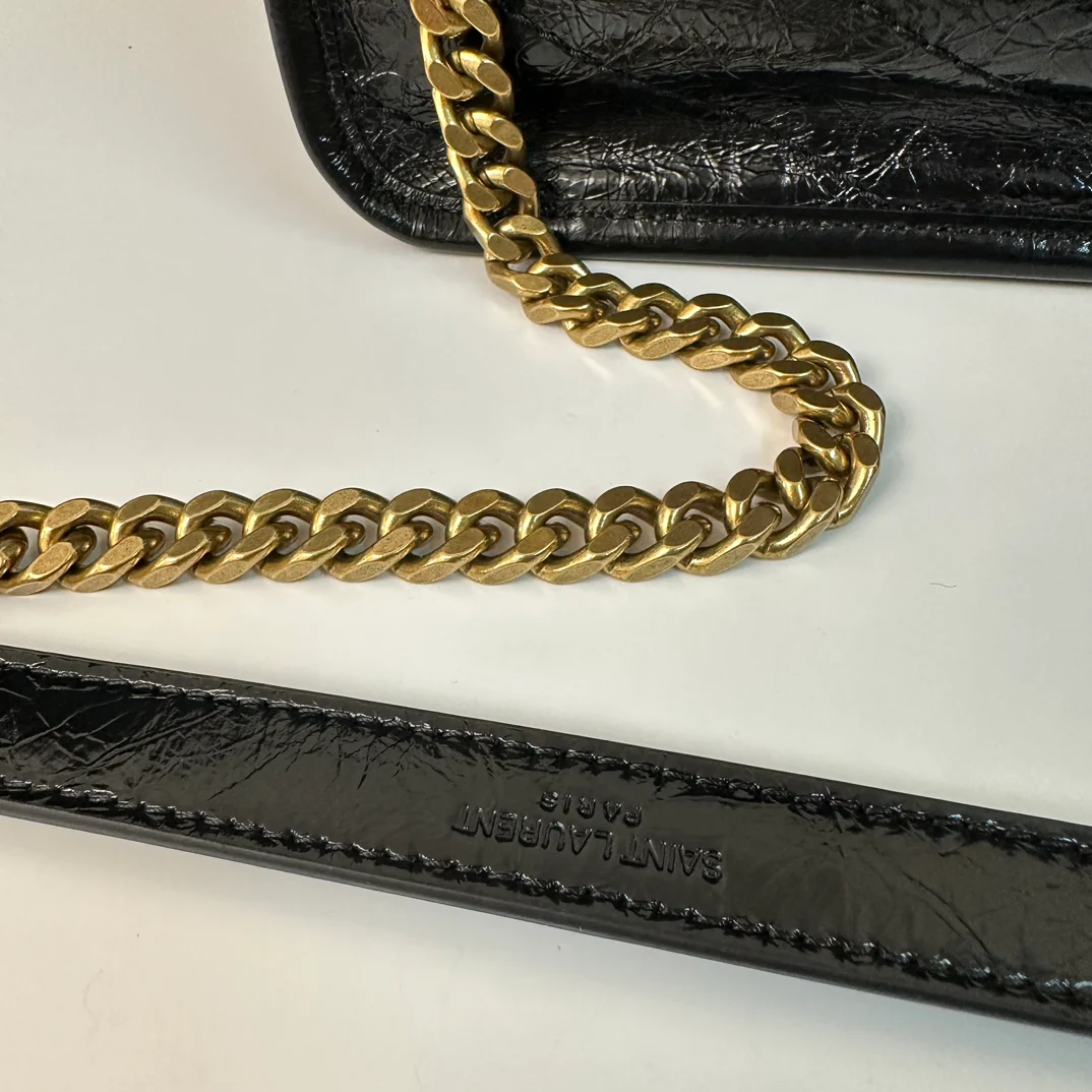 YSL Niki Baby 28 см, кожаный ремешок, черный, с золотой цепочкой