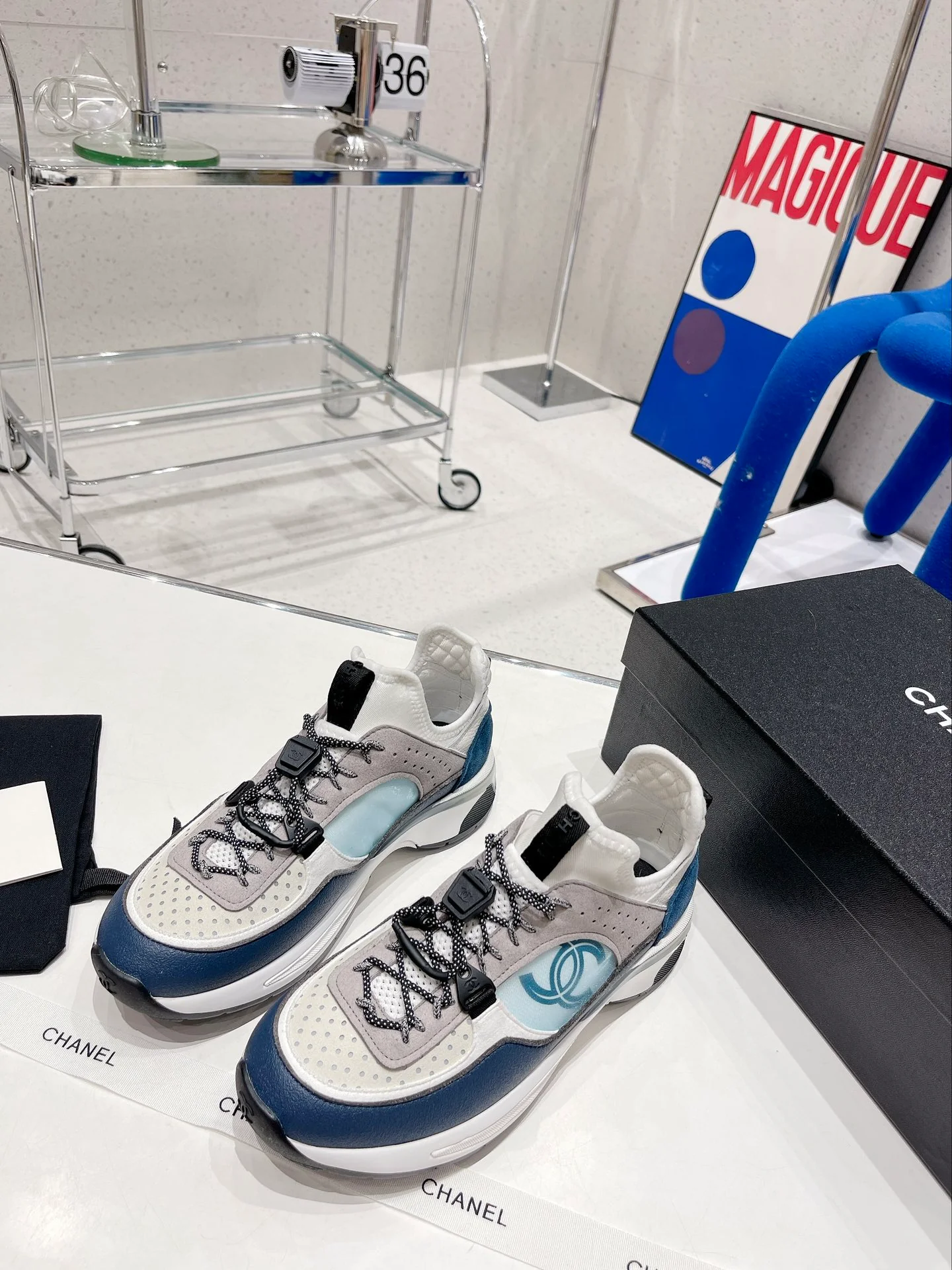 Кроссовки Chanel из лоскутков с показа осенне-зимней коллекции 2022 года.