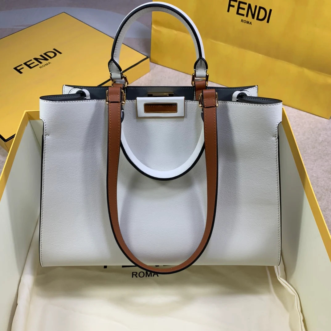 Маленькая белая кожаная сумка Fendi Peekaboo XLite