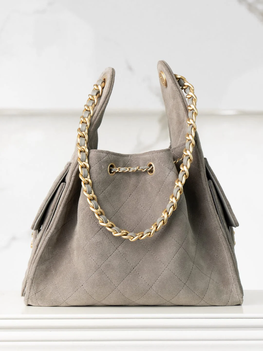 Сумка-хобо Chanel с завязками, замша, серая.