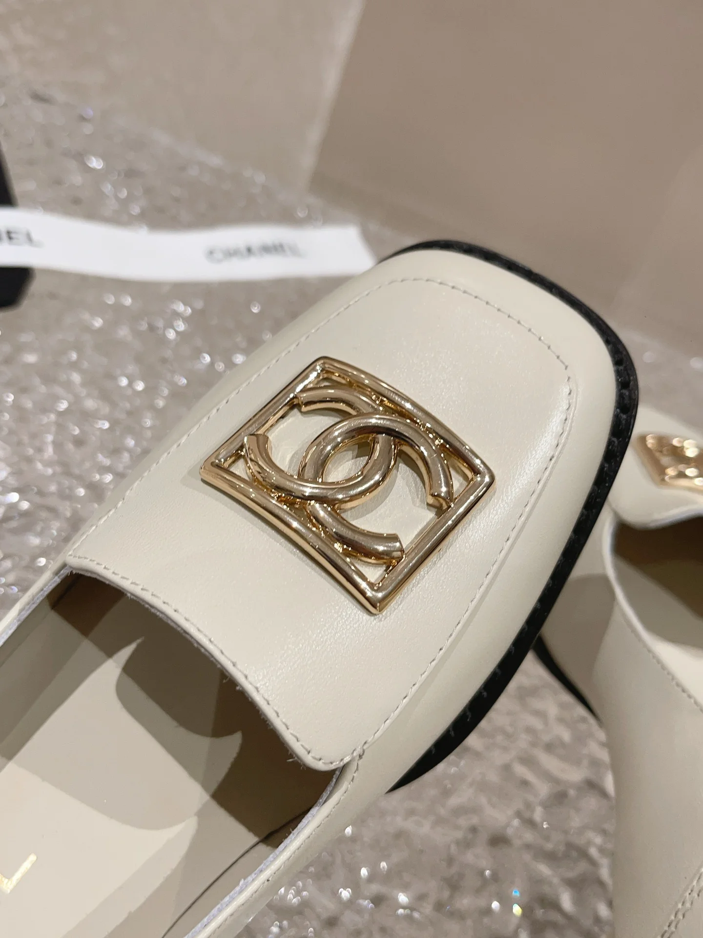 Новинка 2023 года от Chanel - балетки на массивном каблуке из овечьей кожи - 6 см - белые