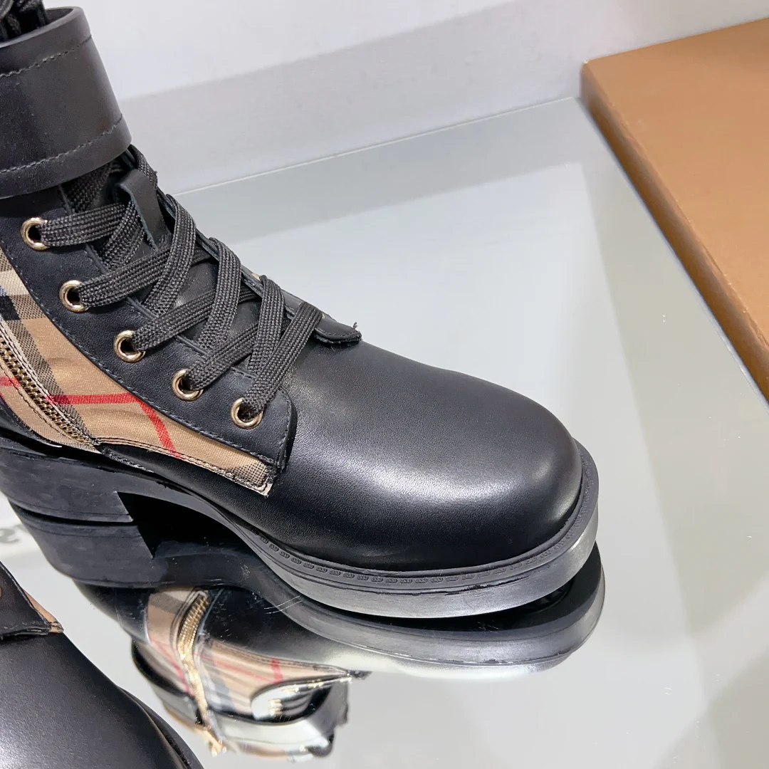 Новинка сезона осень/зима 2023 от Burberry - Ботильоны на массивном каблуке - Черные в клетку