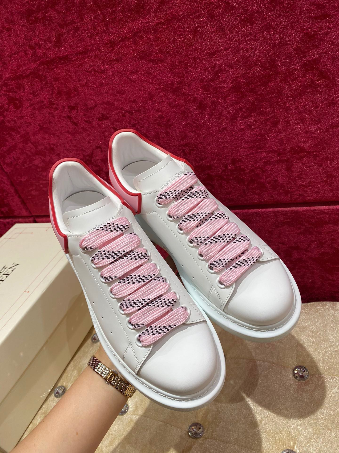 Классические белые кроссовки McQueen с розовой пяткой