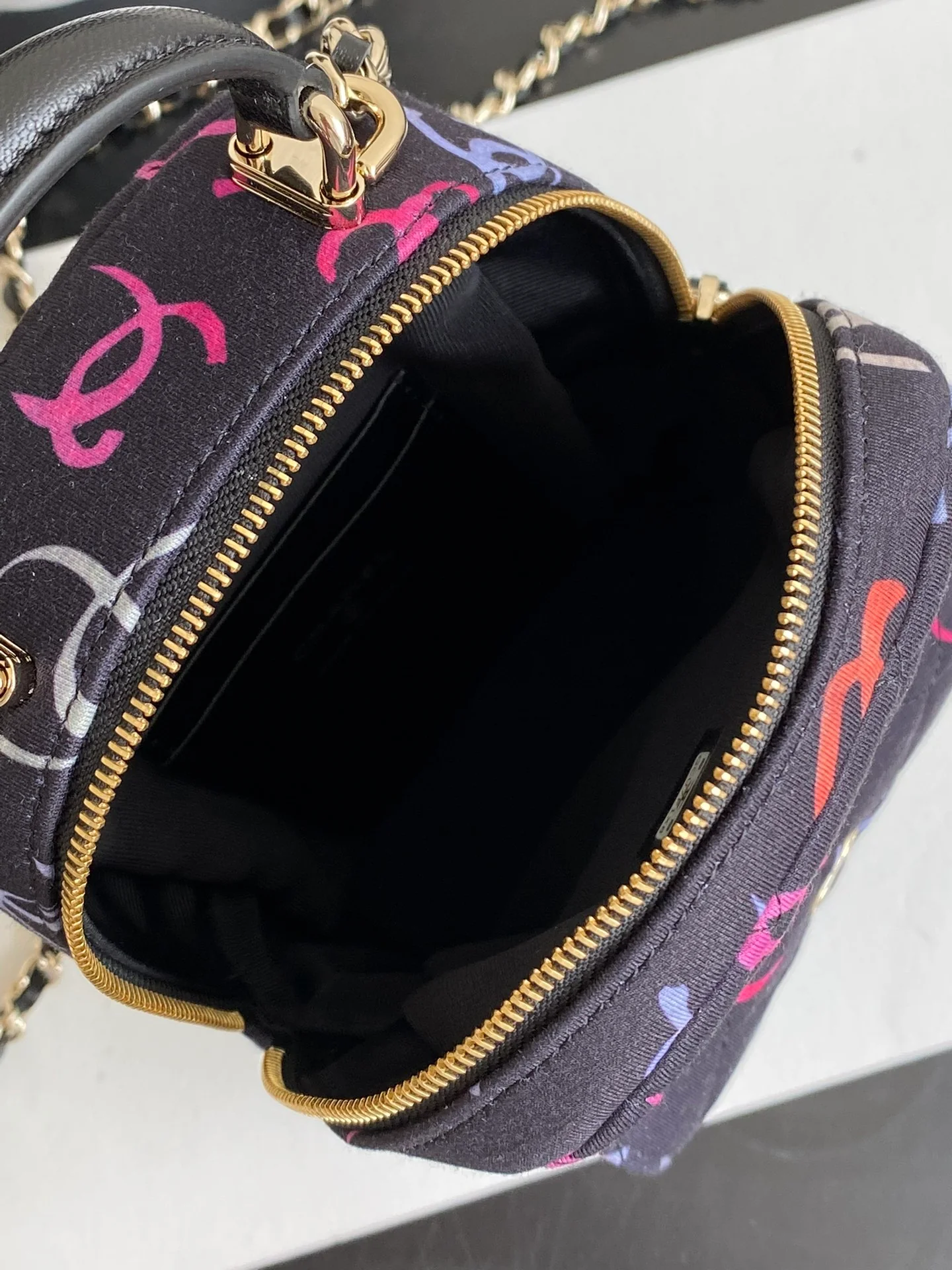 Мини-рюкзак Chanel 24c с дизайном в стиле граффити.