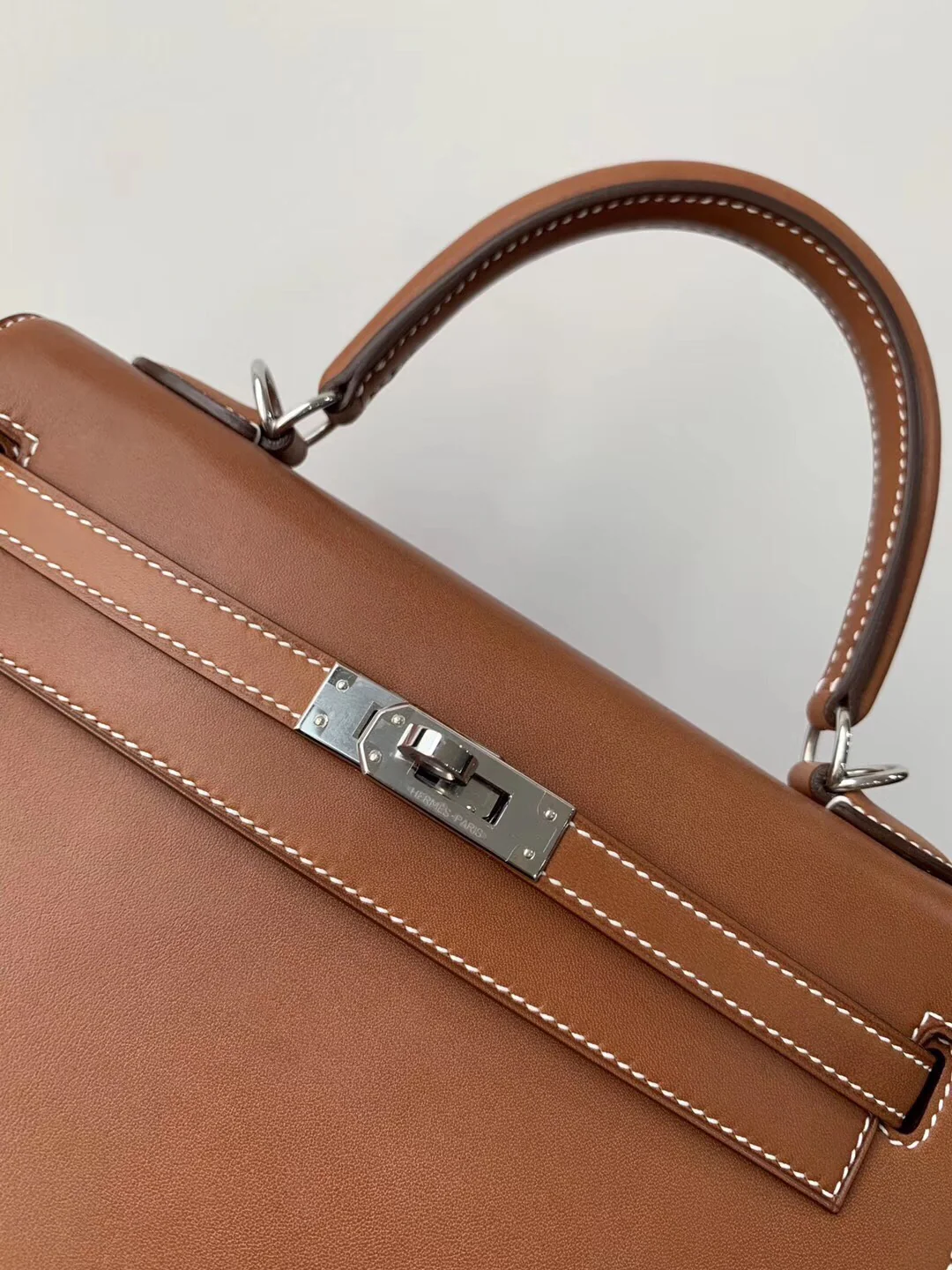 Пряжка Hermes Kelly 25 Barenia Haas из натурального серебра