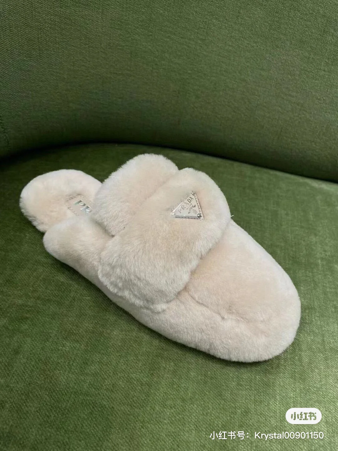 Новинка сезона осень/зима 2023 от Prada - Меховые тапочки с мягким носком - Белые