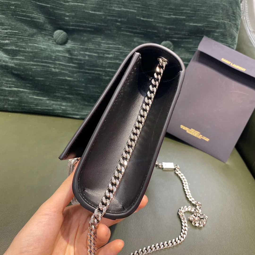 Черная сумка-кроссбоди YSL Kate с цепочкой и серебряной пряжкой