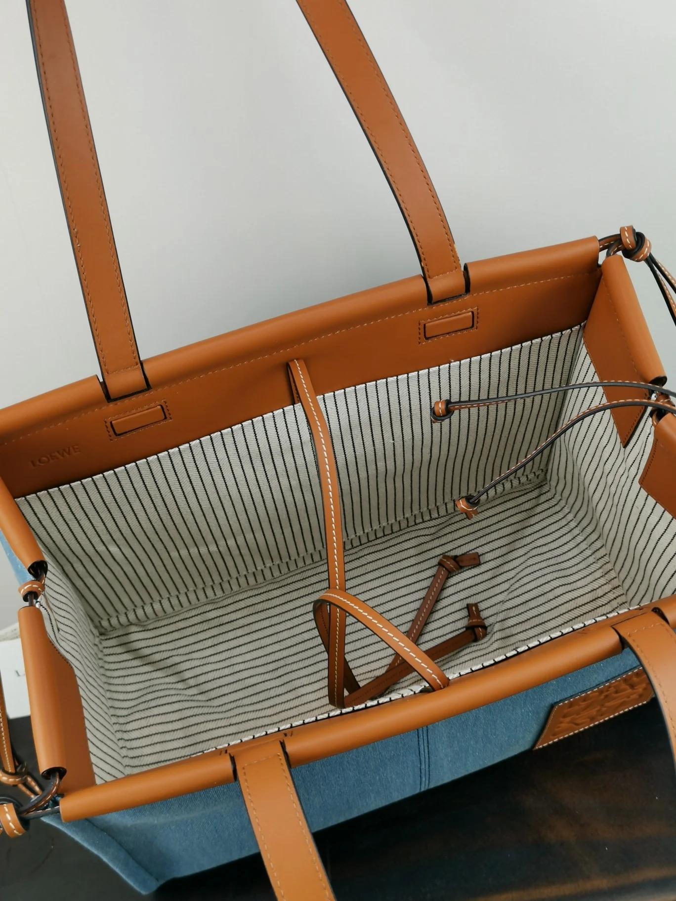 Сумка-тоут Loewe с подушкой, телячья кожа, джинсовая ткань