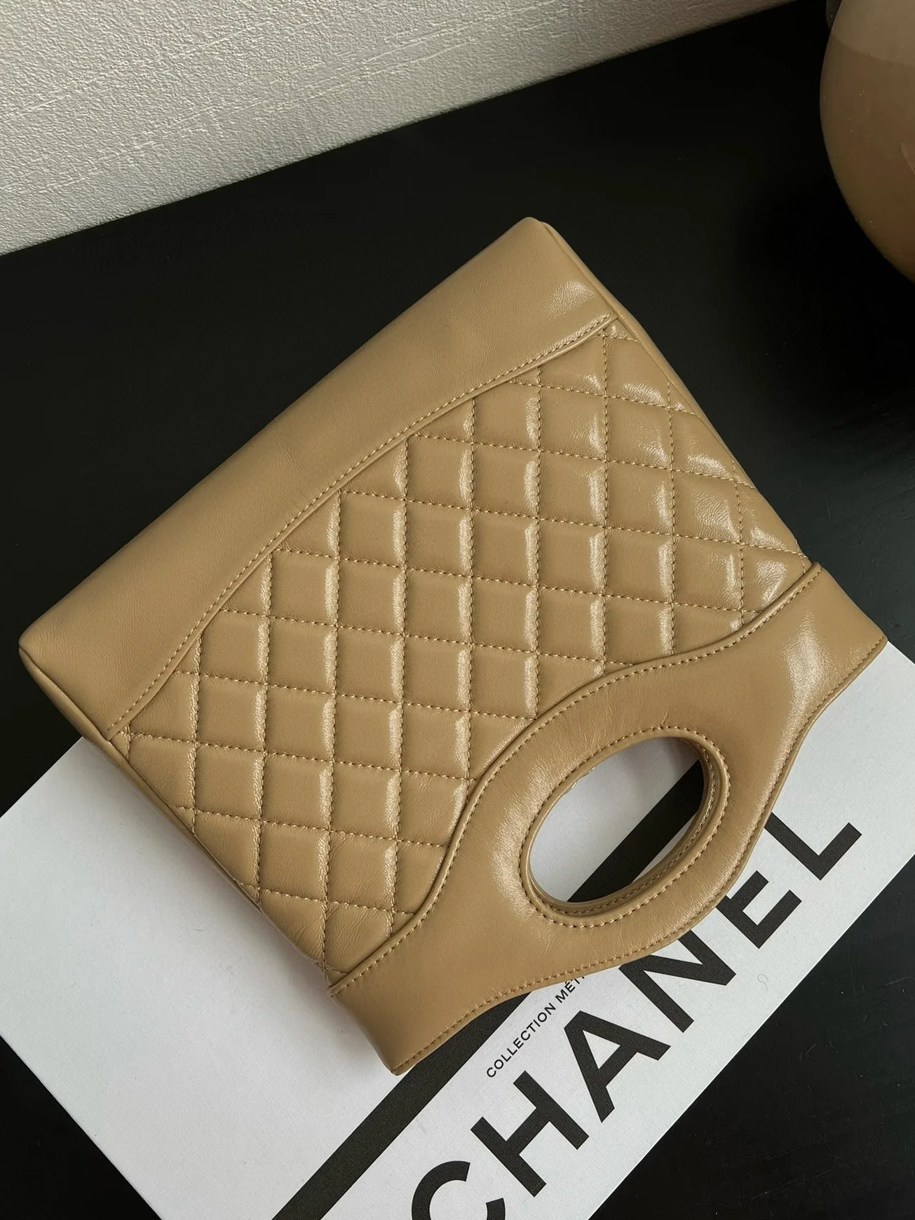 Мини-сумочка Chanel 24s Mini 31, из вощеной овечьей кожи, цвет молочного чая.