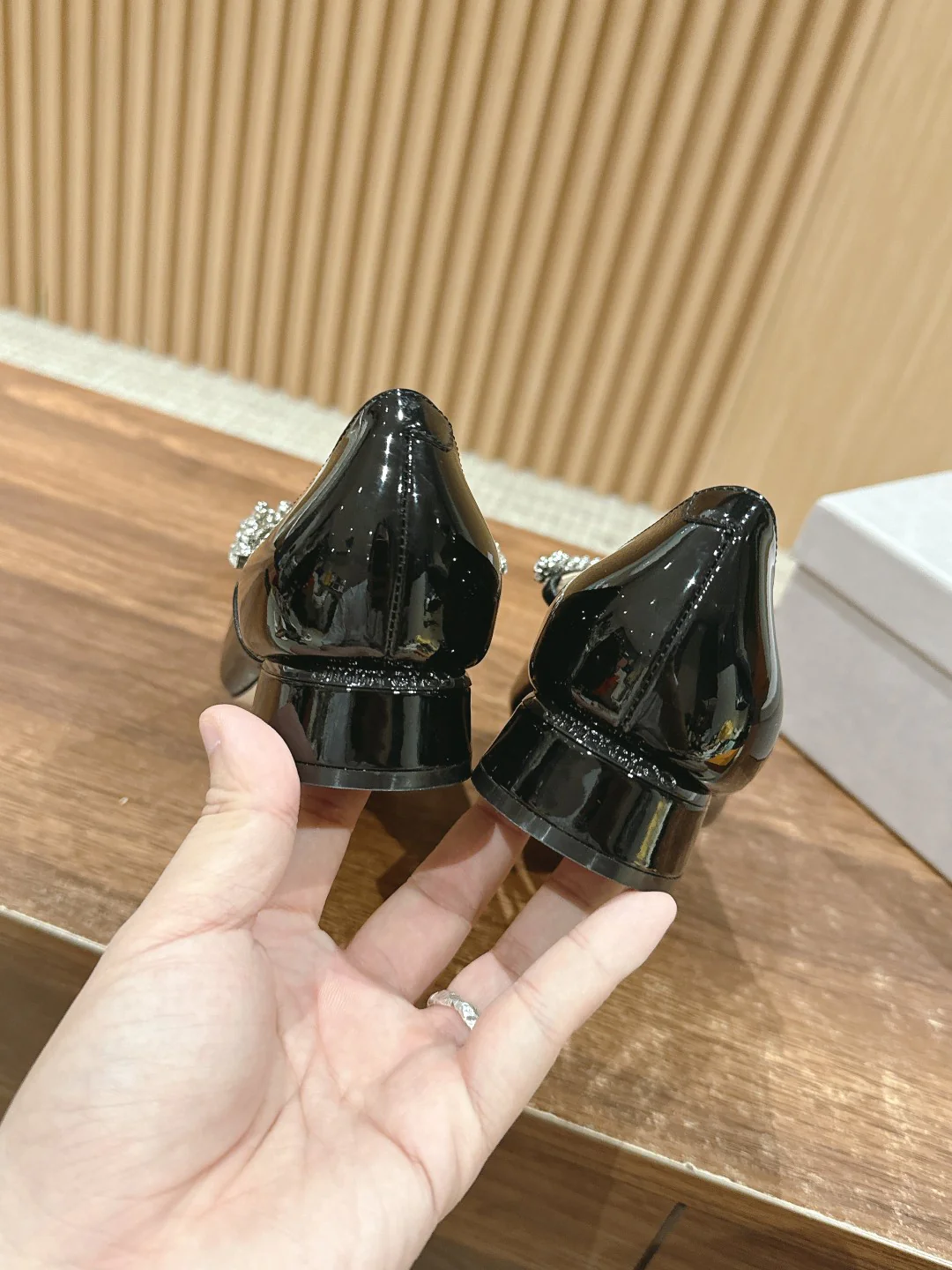 Туфли ?Мэри Джейн? от Jimmy с хрустальным ремешком на шее — черные.