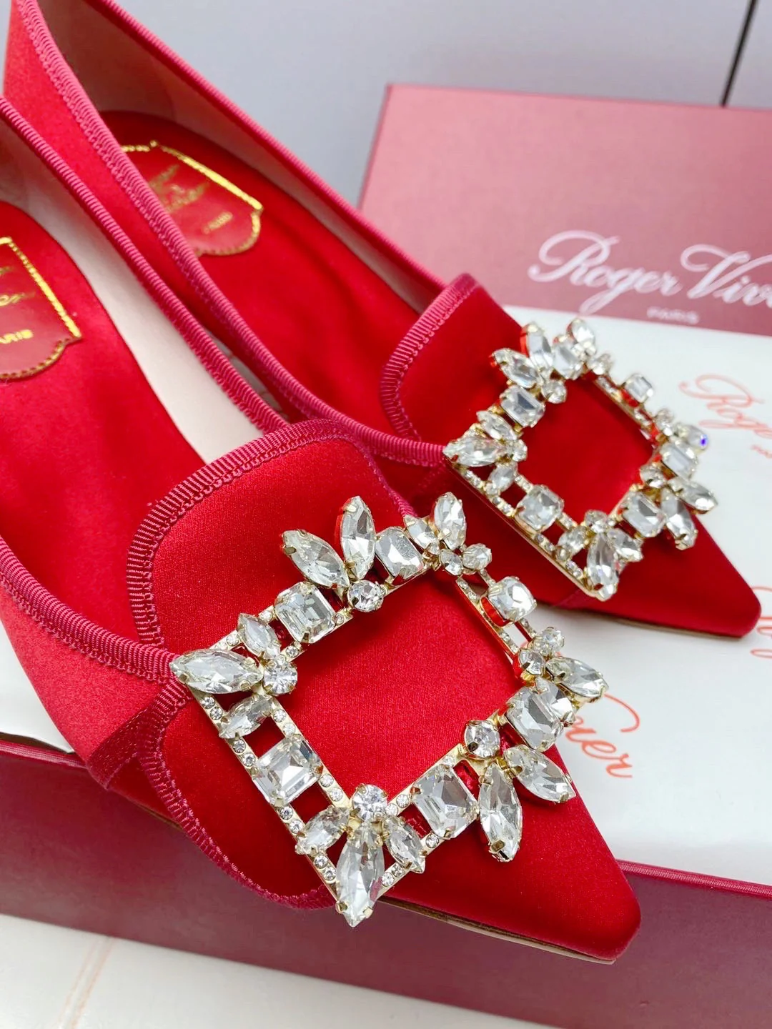 Обувь RV Shoes - Новинка ранней весны 2023 года - Туфли на низком каблуке с пряжкой в ??виде снежинки - Красные