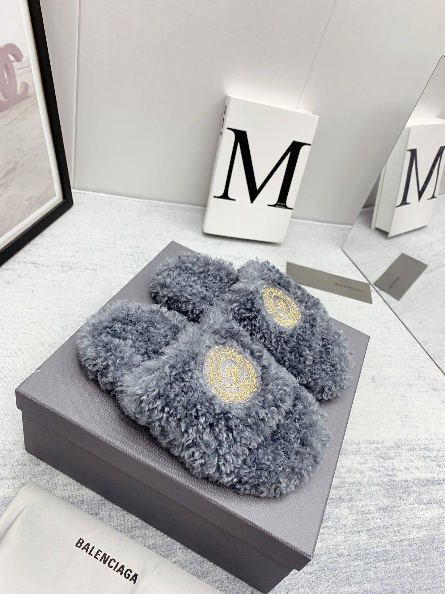 Новинка весны/лета от Balenciaga: вышитые тапочки из кудрявого меха - размеры 35-39