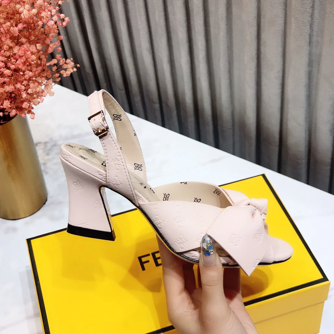 Весенняя коллекция Fendi 2022 — Сандалии на низком каблуке — Розовые