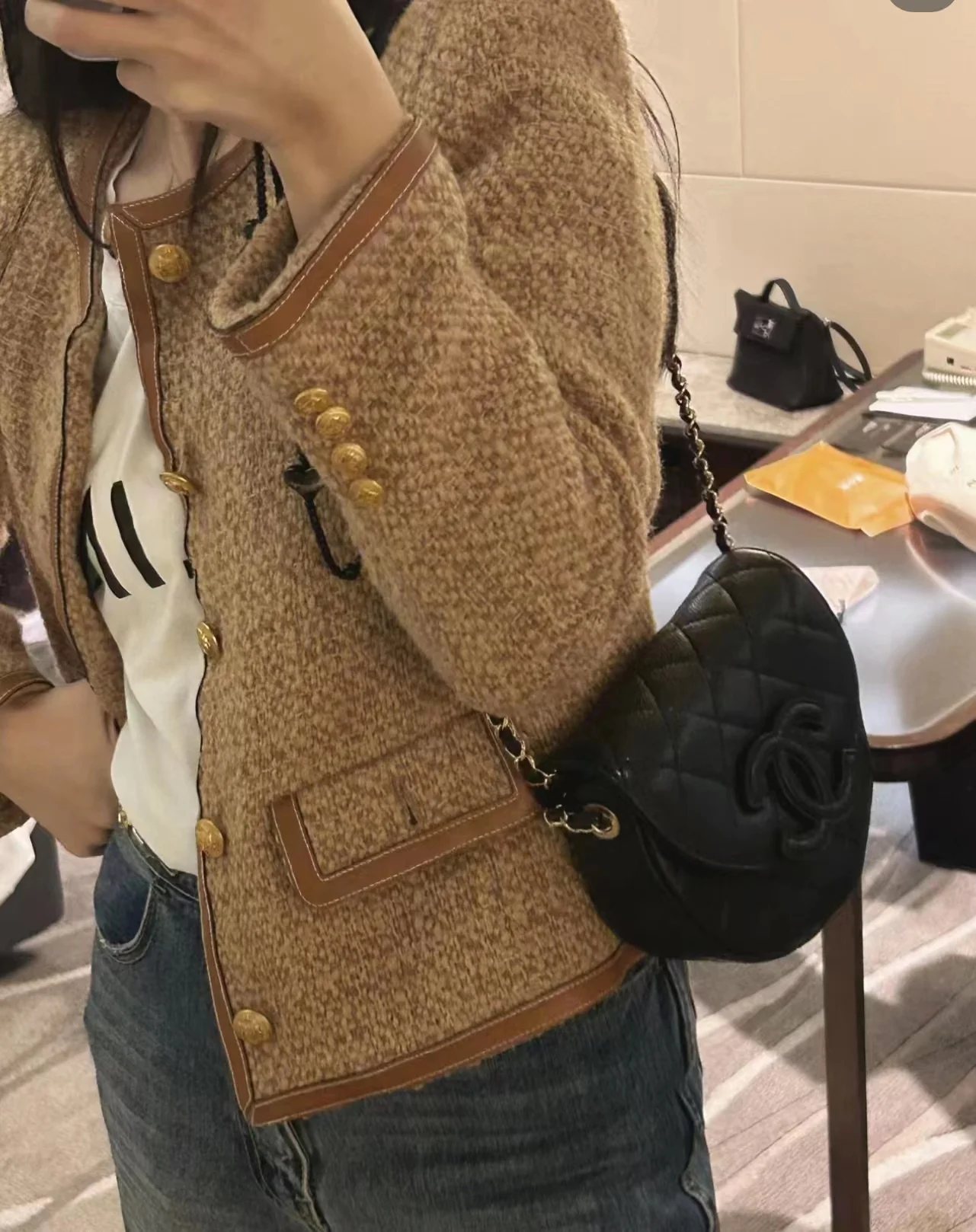 Новинка сезона весна/лето 2023 от Chanel - сумка Lychee Bull Saddle Bag - черная - на фото.