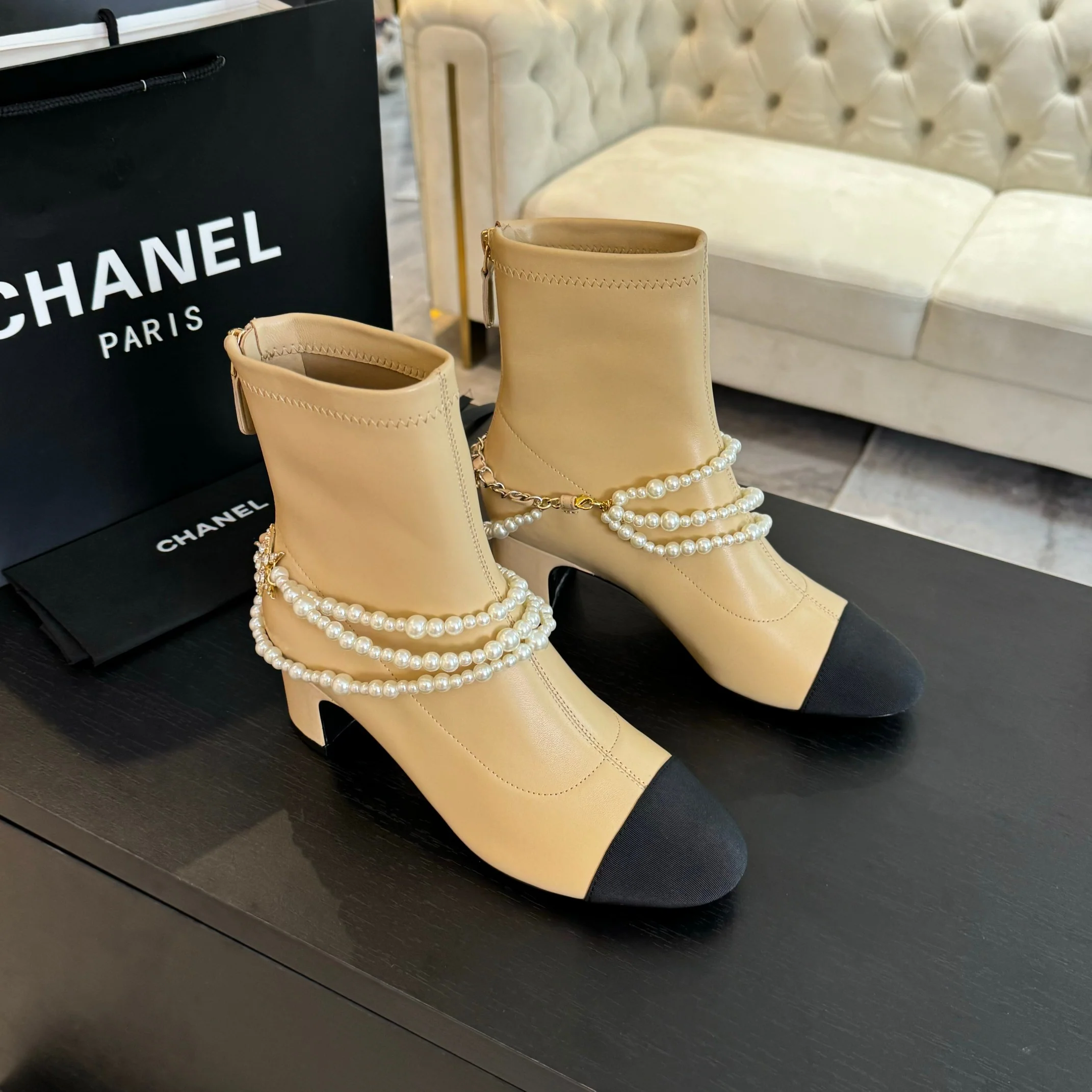 Ботильоны Chanel 2024 с жемчужной цепочкой — цвет ?Молочный чай?