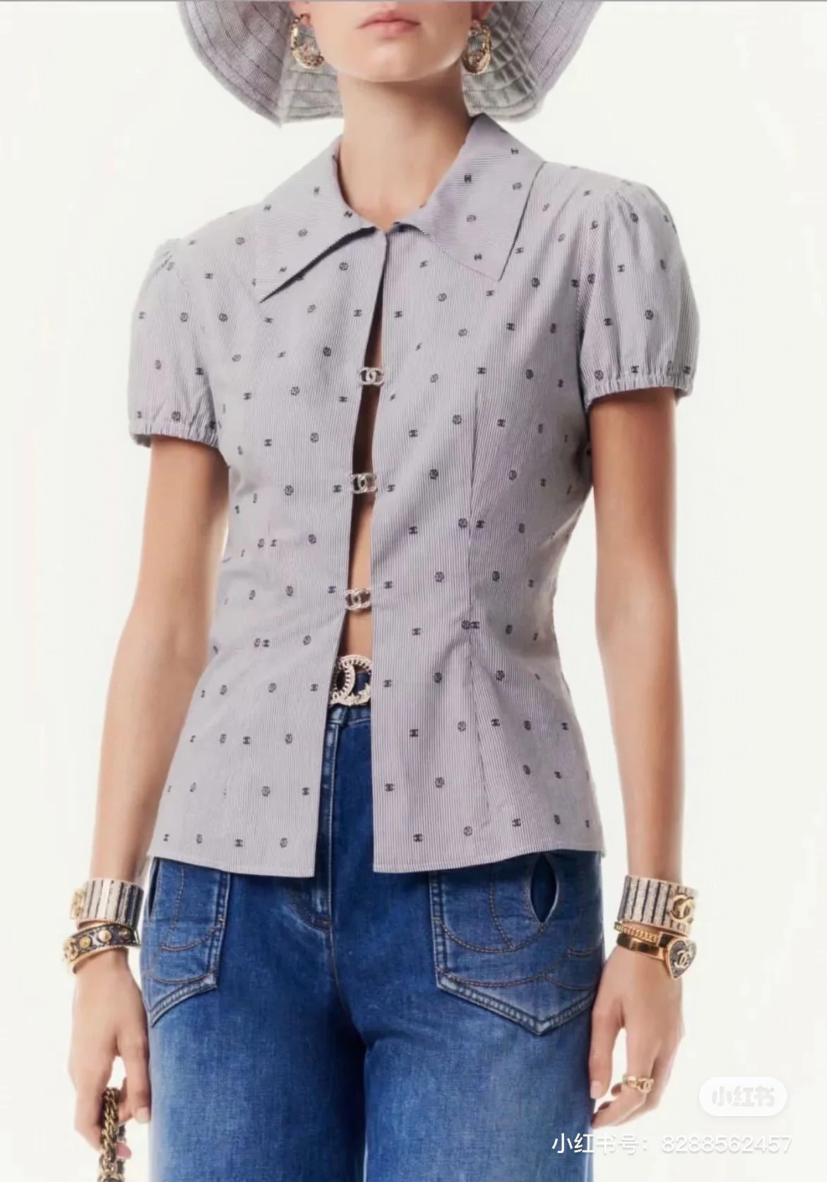 Рубашка Chanel 2403 с вышитой двойной буквой С и камелией.