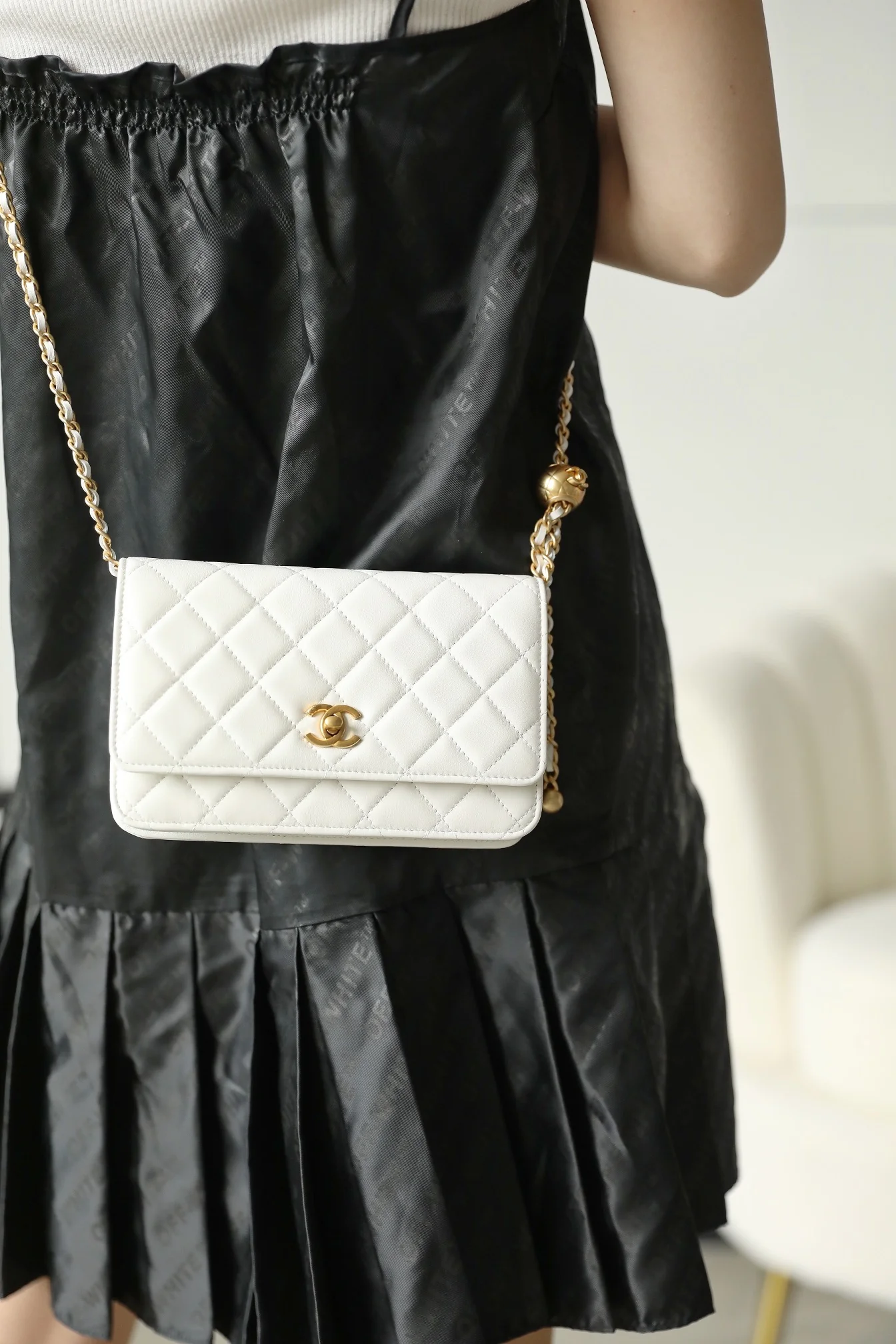 Chanel - Золотой мяч woc-1