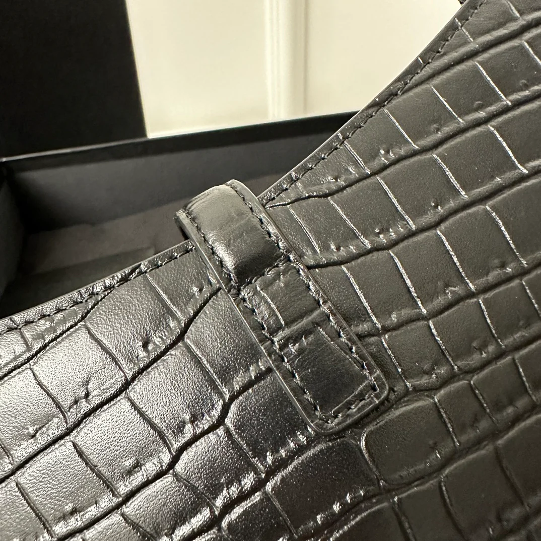 Кожаная сумка через плечо YSL Le 5 A 7, мини, черная, под крокодиловую кожу.