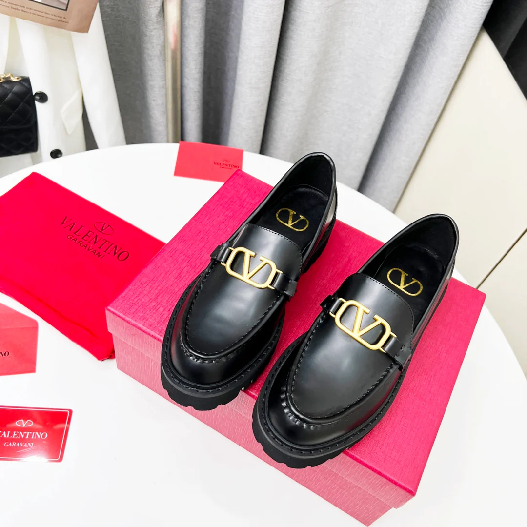 Valentino - Новинка весны 2022 года - Лоферы на платформе - 1
