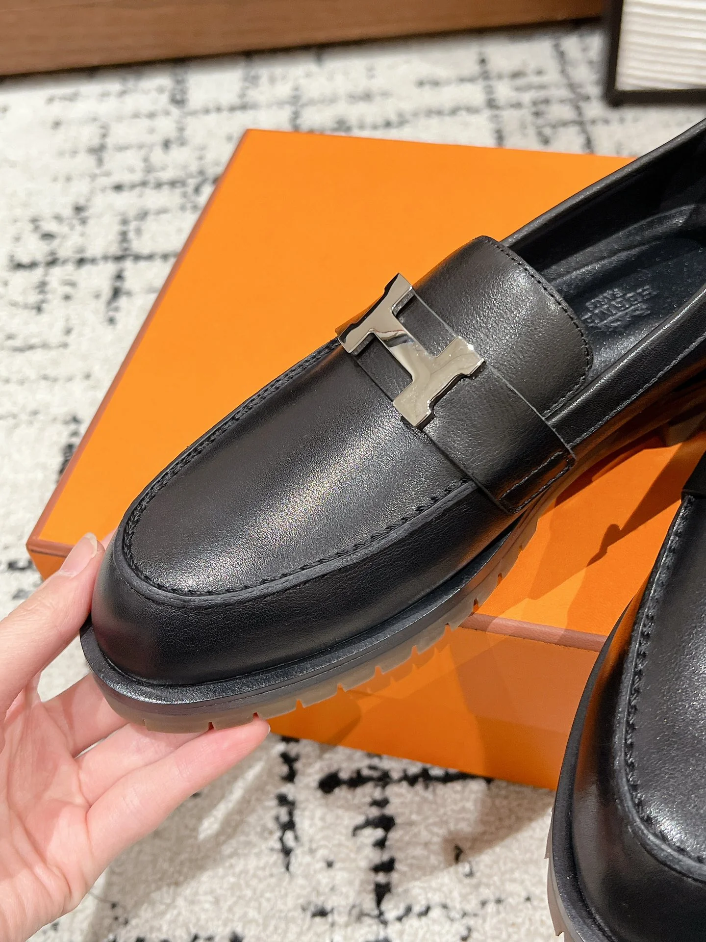 Лоферы Hermes 2024h с пряжкой - черные