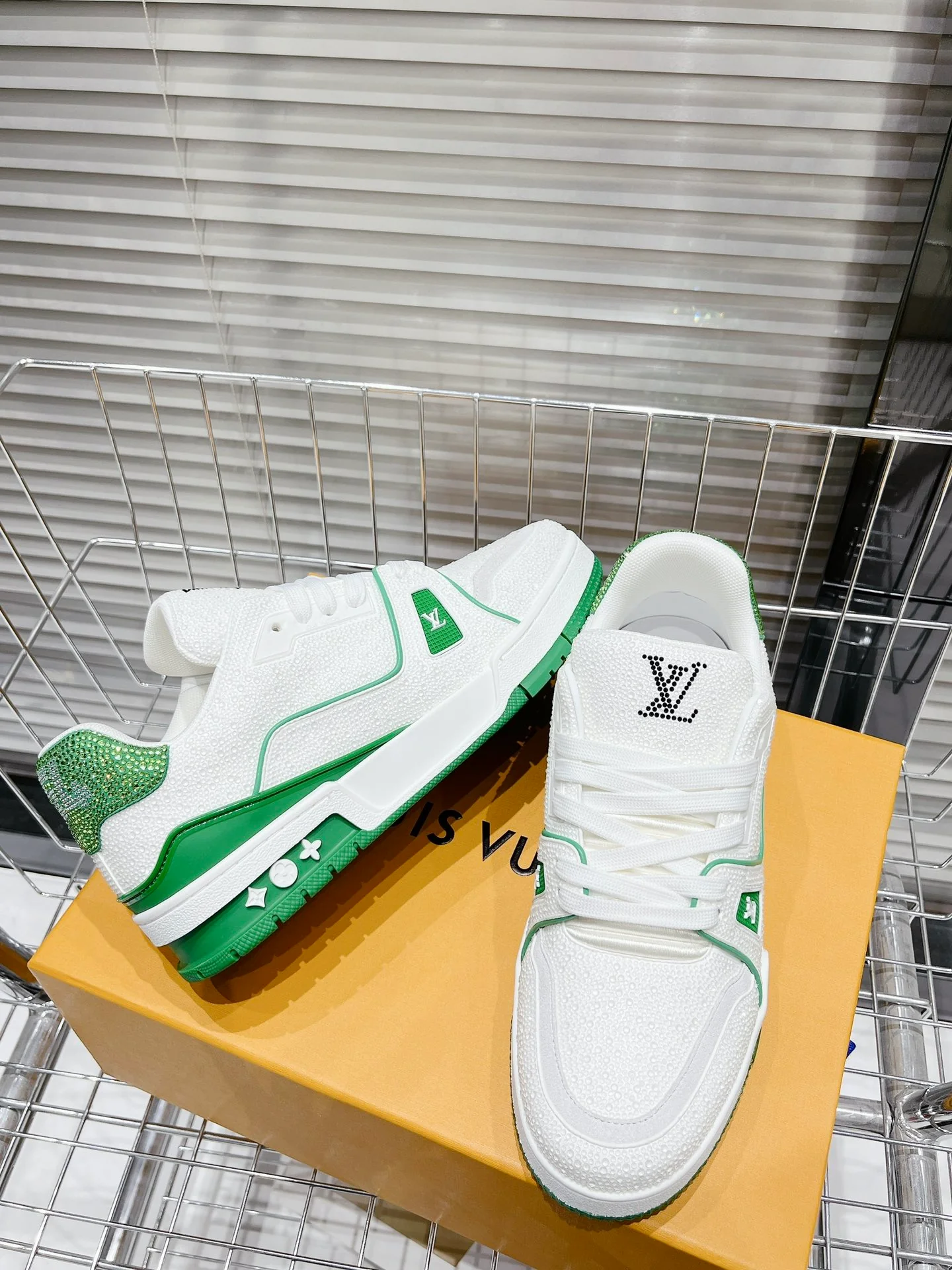 Кроссовки LV Trainer - обувь для скейтбординга - глянцевые белые и зеленые - унисекс