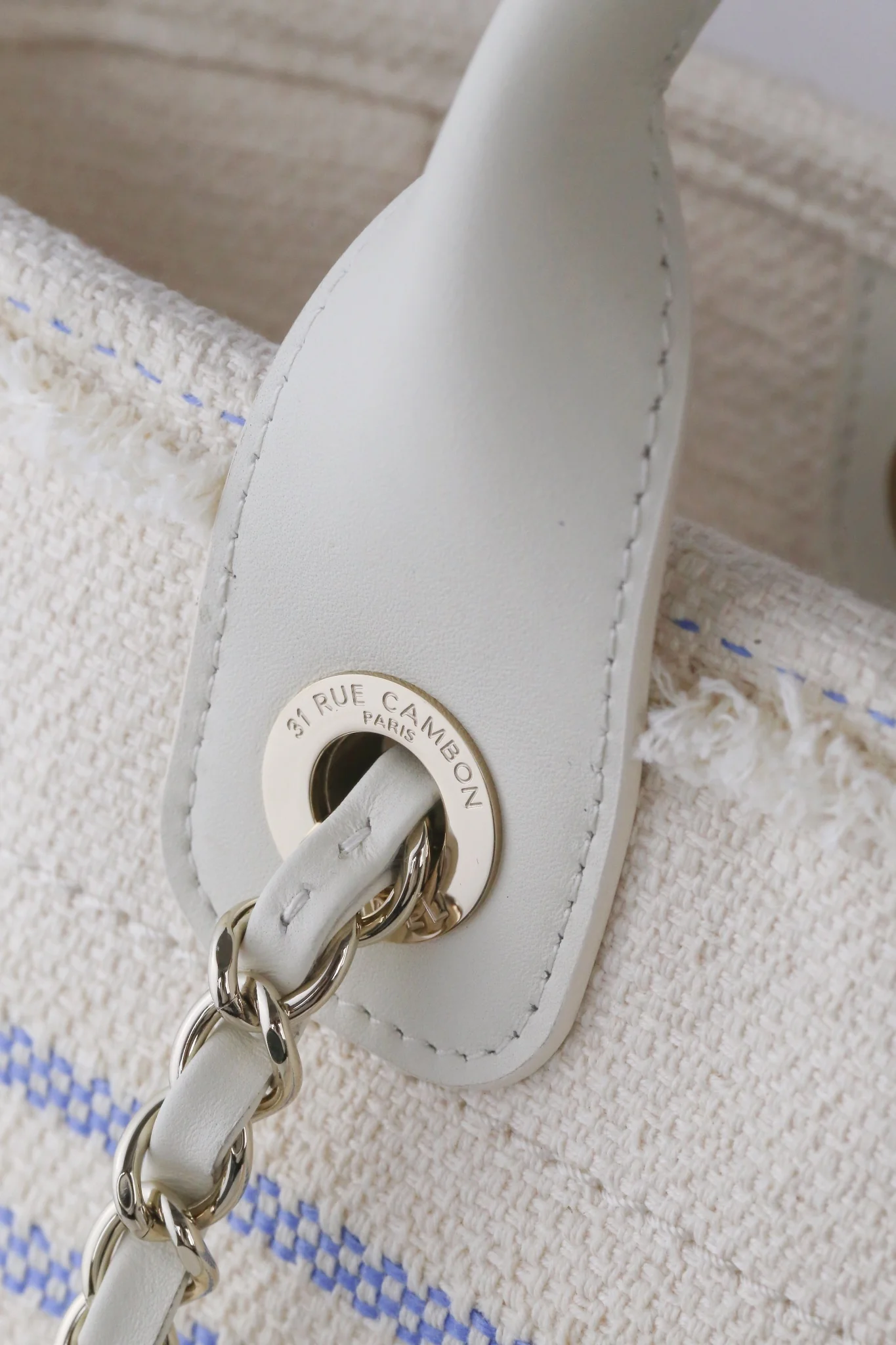 Пляжная сумка Chanel 25c, косметичка, ярко-желтая.