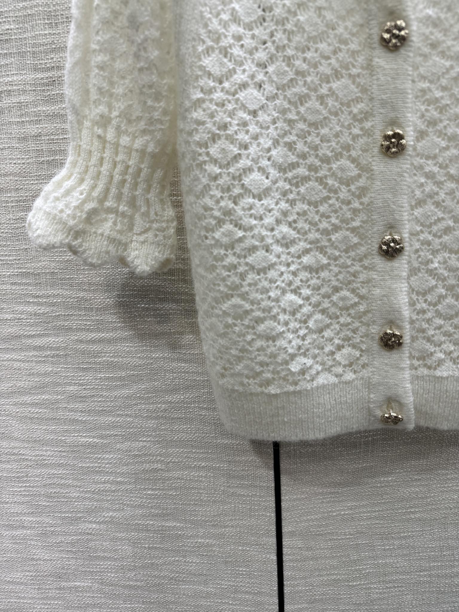 Chanel - 2403-24 Новинка ранней весны: вязаный кардиган с короткими рукавами и ажурным узором 