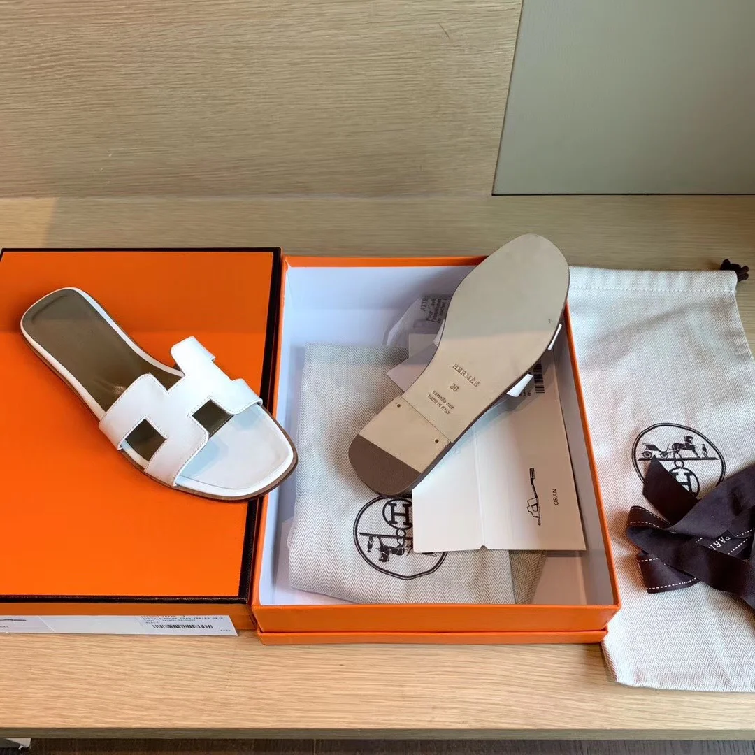 Классические домашние тапочки Hermes с буквой H — лакированная кожа, белые.